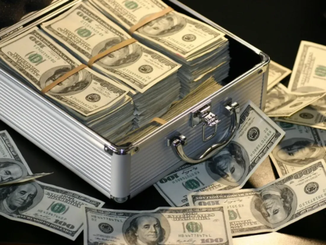 Un demi-million de dollars découvert dans des toilettes